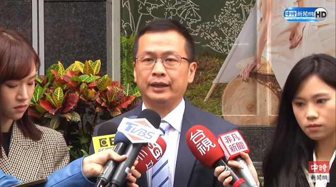 国民党台北市议员锺沛君8日自爆遭放话将退出立委初选，对手国民党台北市前议员罗智强（中）得知后，宣布将在9日上午10时替锺告发。（图／截自中时新闻网YT）