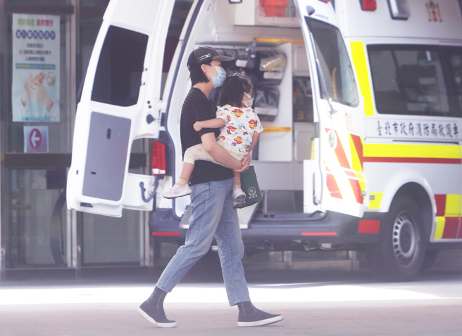 4岁童肺炎高烧5天不退，爸妈急转诊到医院检查。（本报系资料照）