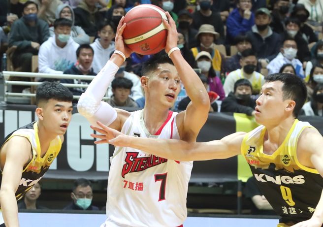 高雄17直播钢铁人队林书豪（中）持球进攻。（郑任南摄）