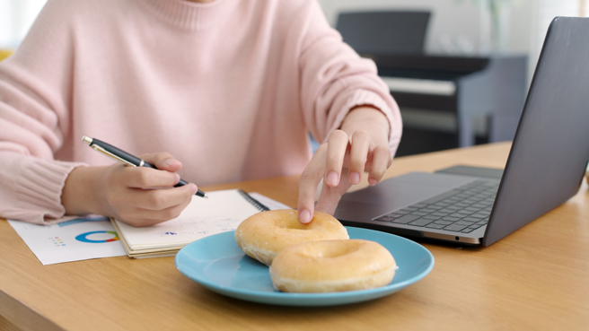 研究指出，睡眠不足的人容易感到飢饿，对高热量食物难以抗拒。（示意图／Shutterstock）
