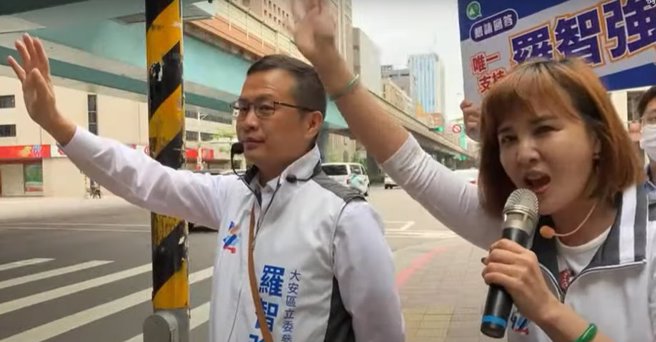 罗智强（左）今日上午由议员王欣仪（右）陪同，在捷运大安站旁路口扫街拜票。（图／翻摄自野电视 94强YT）