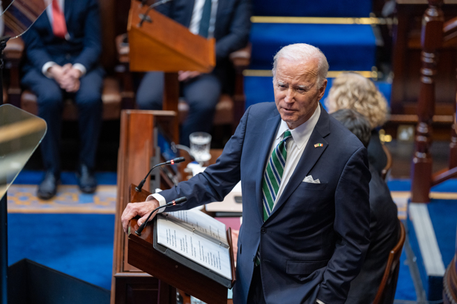 一份最新民调显示，美国总统拜登在2024选战中，对上共和党的参选人处于不利的状况。（摘自美国总统拜登推特）