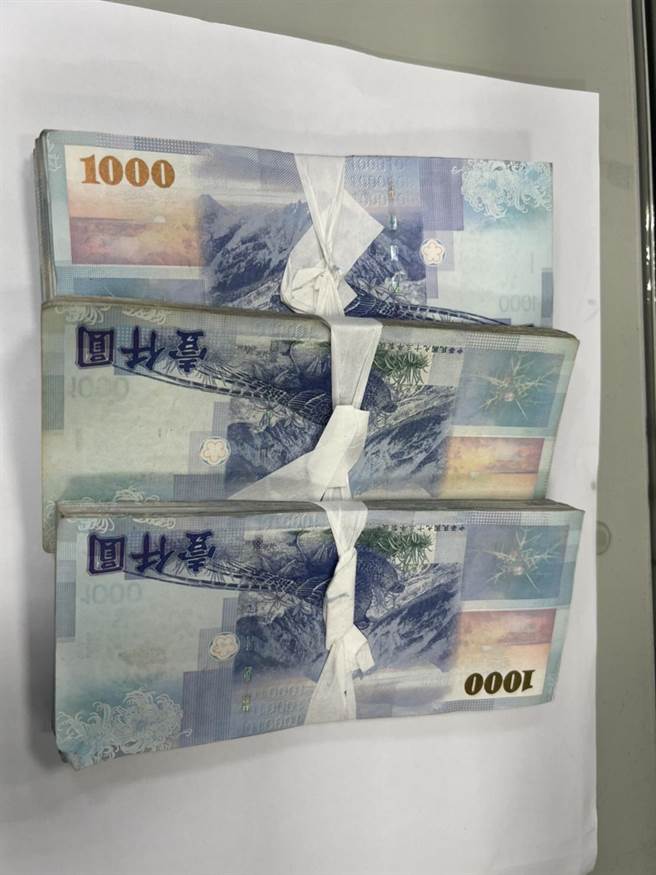 警方在掌握陈嫌踪迹后，于8日傍晚6点55分在市区一间旅馆逮捕陈嫌，并起获赃款30万元。（翻摄照片／王惠慧新竹传真）