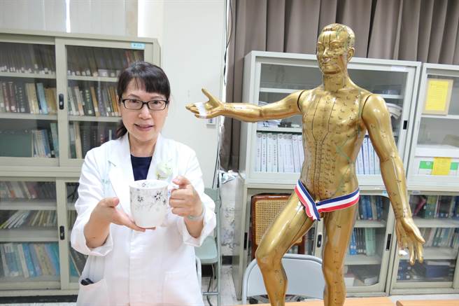 夏季除多喝水，妈祖医院中医师许丽娟建议搭配中药茶饮来保健养生。（张朝欣摄）