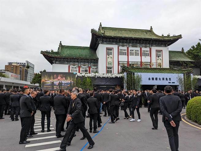 竹联帮副帮主程大川逝世，今天告别式，约千余人公祭送行。（胡欣男摄）