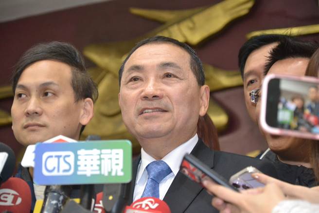 新北市长侯友宜昨在议会总质询备询表态「反台独」、「反一国两制」，他今受访重申，恪遵中华民国宪法，中华民国宪法国家就叫中华民国。（蔡雯如摄）