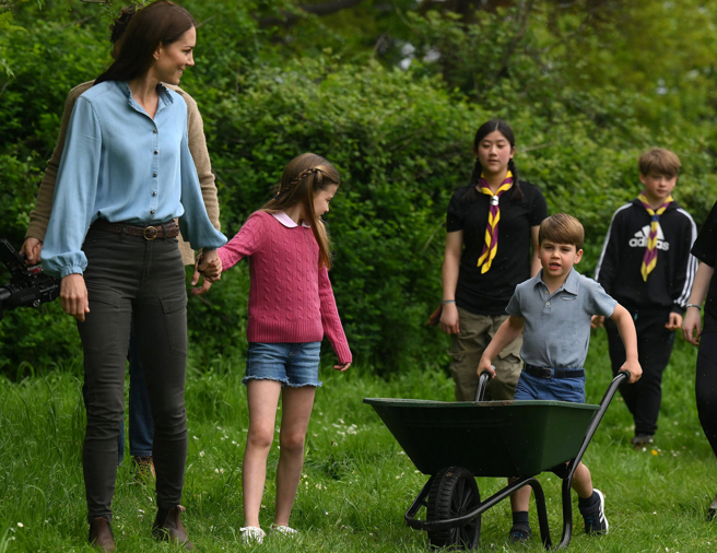 平时调皮的小王子路易8日在庆祝英王查尔斯加冕的「大方送暖」（The Big Help Out）志工活动中，表现得积极主动，获得妈妈凯特频频叫他小名加以讚赏，站在前排中间的是路易的姐姐夏绿蒂。（达志图库/TGP）