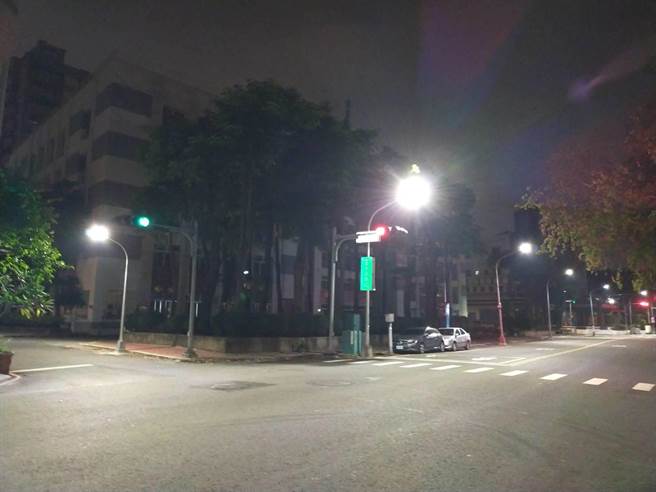 5月8日晚间7时，高雄市前镇区翠亨北路、镇兴路一带约170盏路灯不亮，经台电人员抢修后，深夜11时30分许路灯全部放亮。（台电提供）