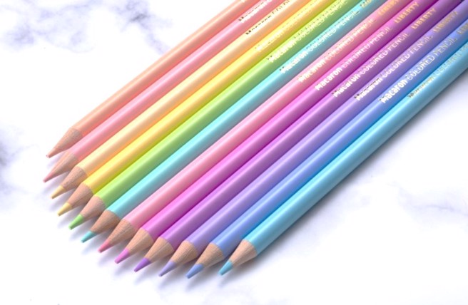 学童常用的多项文具中，可能藏有「总挥发性有机物TVOC」，长期接触恐影响健康。(截取自利百代官网)