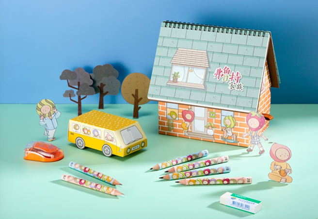 「弗鲁特家族车车铅笔组」以长13公分、宽6.5公分、高5公分的立体车子造型呈现。(截取自利百代官网)