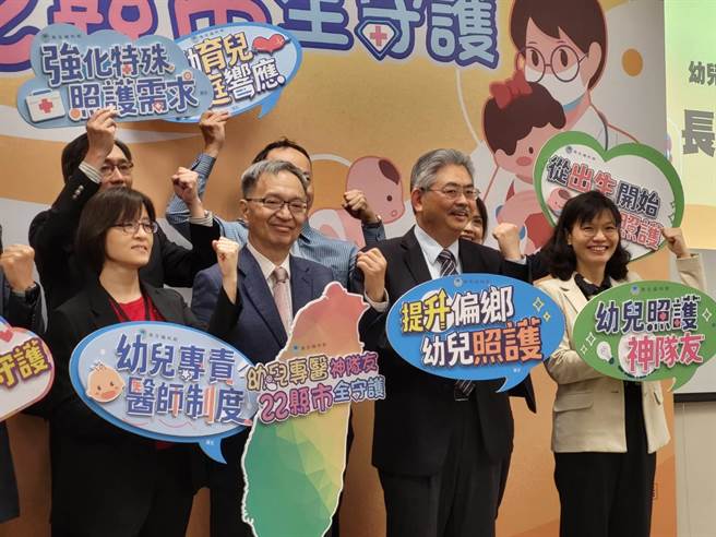 卫福部长薛瑞元（左二）。（陈人齐摄）