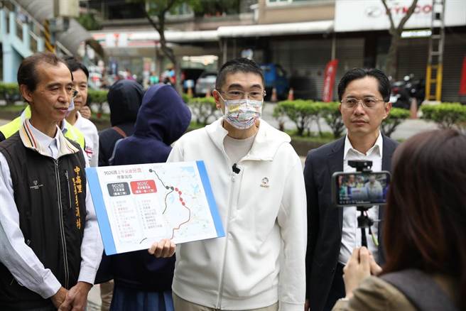 ▲谢国梁亲自搭乘9026B，并与民眾宣导。（基隆市政府提供／徐佑升基隆传真）