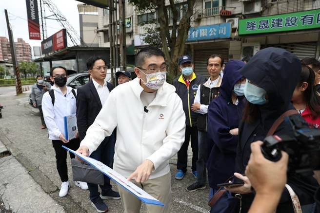 ▲谢国梁询问通勤民眾意见。（基隆市政府提供／徐佑升基隆传真）