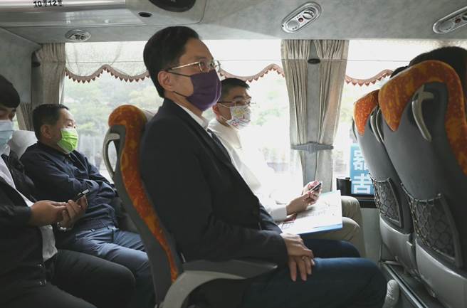 ▲谢国梁与交通处长王圳宏（靠走道者）搭乘客运实际搭乘客运体验疏运成效。（基隆市政府提供／徐佑升基隆传真）