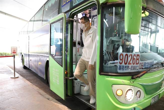 ▲谢国梁抵达南港转运站下车。（基隆市政府提供／徐佑升基隆传真）