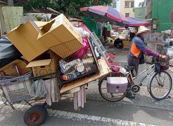 台南市政府环保局与保险公司合办「微型保险」，提供资收个体户医疗、失能及身故等基础保障。（环保局提供／洪荣志台南传真）