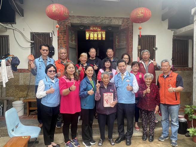 金门县长陈福海(一排右三)偕同夫人许梨羡(一排左三)与县府团队，前往慰问高龄妈妈-梁寛女士(一排中)，提早祝贺母亲节快乐。(图／金门县政府提供)