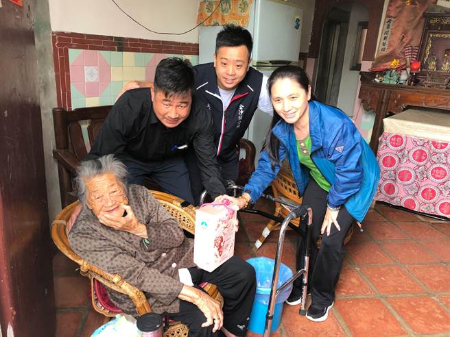 县长夫人许梨羡(右)亲切的向梁妈妈(左)寒暄问安，关心健康状况及了解平日生活。(图／金门县政府提供)