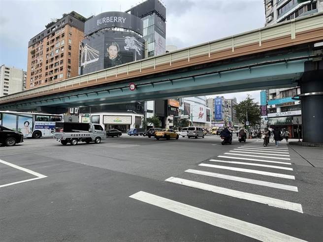 针对忠孝东路、復兴南路路口邻近忠孝復兴捷运站与SOGO百货，行人、行车易交织情形，台北市交通管制工程处3月4日试办行人专用时相。（本报资料照片）