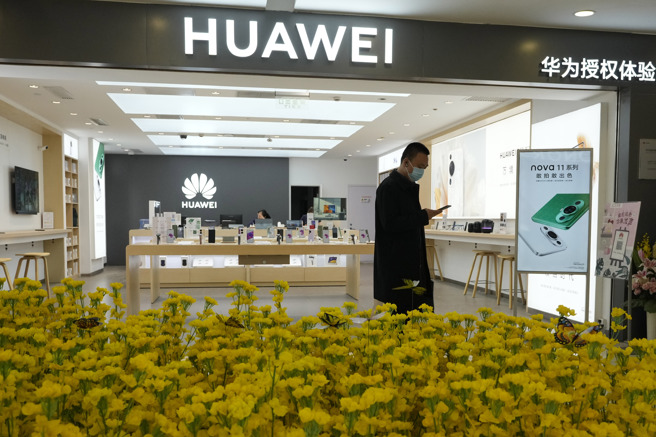 加拿大知名的滑铁卢大学（University of Waterloo）上周率先宣布终止与华为所有的研究合作伙伴关系，并说「通过各种法律机制、退出条款和各种程序完全摆脱与华为的关系」。(图/美联社)