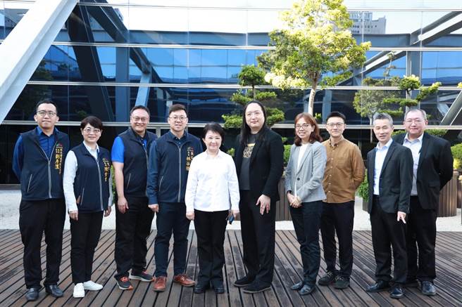 数位发展部长唐凤8日率团拜会台中市府，双方就数位发展议题交流与讨论。(台中市府提供)