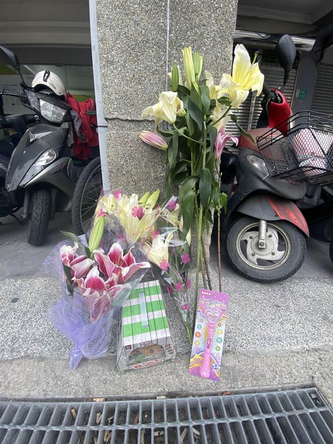 车祸现场的路边摆放了民眾送的鲜花与玩具。（曹婷婷摄）