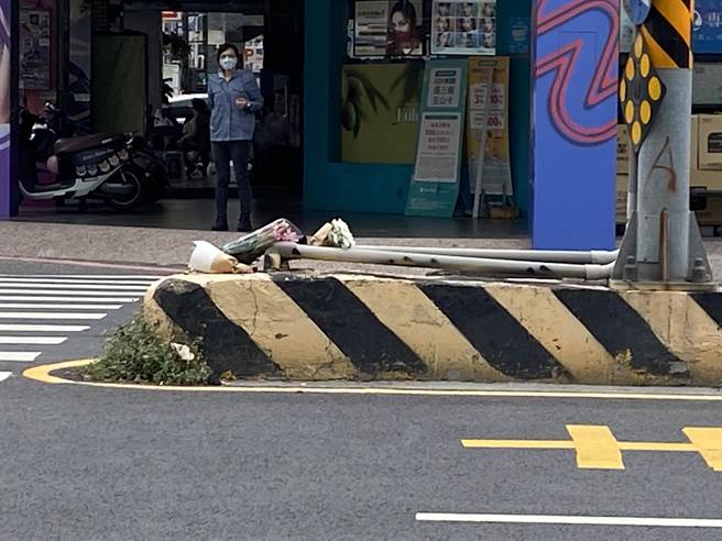 车祸现场的路边摆放了民眾送的鲜花与玩具。（曹婷婷摄）