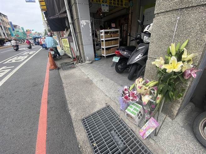 车祸现场的路边摆放了民眾送的鲜花与玩具，悼念来不及长大的女童。（曹婷婷摄）