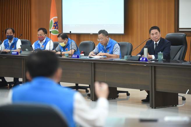 苗栗县长锺东锦（右一）认真倾听各局处长发言。（苗栗县政府提供／李京升苗栗传真）