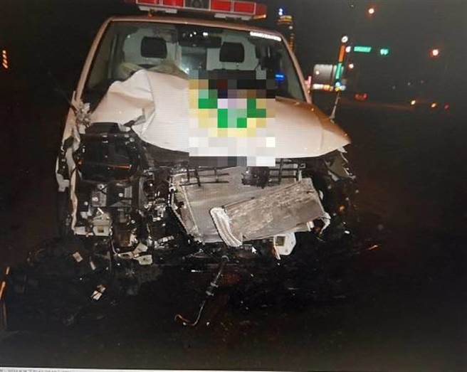 民间救护车昨晚与小货车碰撞，造成4人受伤送医。（民眾提供／陈淑娥台中传真）