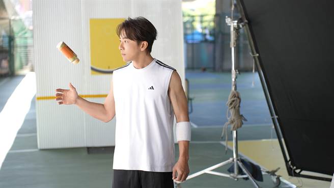 坤达维持体态的秘诀就是持续规律的运动及正常作息，无法兼顾的时候，就会想办法吃得健康。（桂格提供）