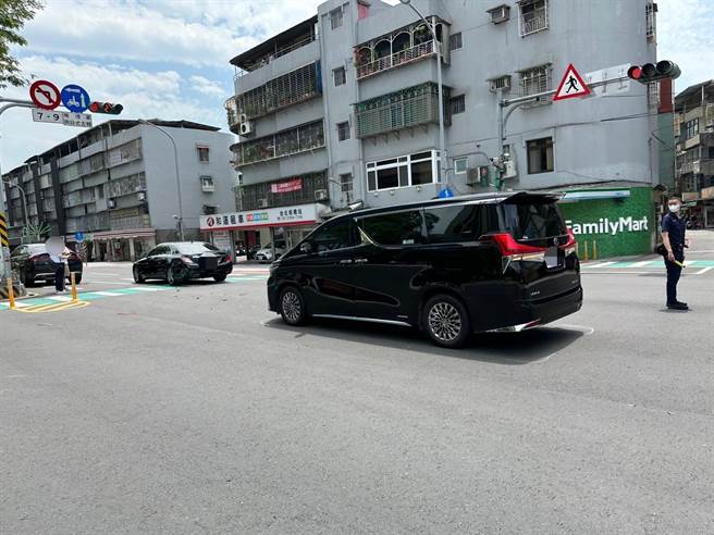 海山分局公布影像，证实向张文洁陈情的宾士车驾驶恶意逼车。（警方提供）