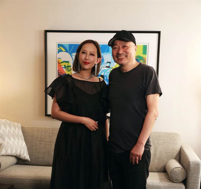 玛菲司与国际彩妆师吉川康雄合影。（HaloMavis国际连线提供）