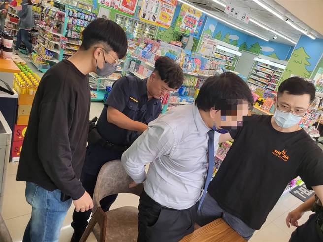 李姓妇人遇到假投资真诈骗，高雄楠梓警方逮捕要与李妇交款的段姓车手（右二）。（翻摄照片／林瑞益高雄传真）