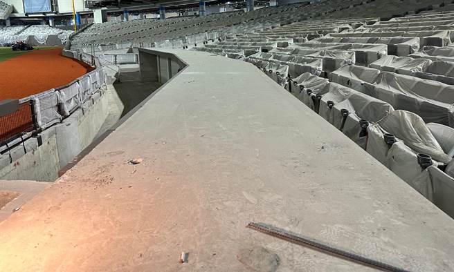 针对大巨蛋一、三垒侧应援区部分，议员质疑过小且可能有危险一事，远雄集团副总经理杨舜钦则表示，球员休息区盖板还没盖上，护网也还没拉起来，到时候若要增大应援区的空间应该不会是大问题。（丁上程摄）