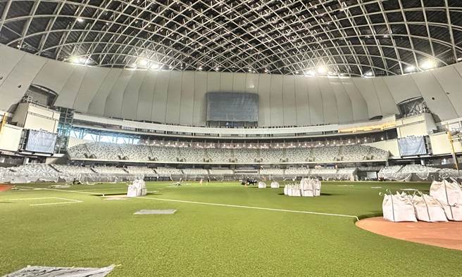 针对外界诟病大巨蛋外野萤幕太小的问题，远雄方面也在左右外野各多设置了较小的萤幕。（丁上程摄）