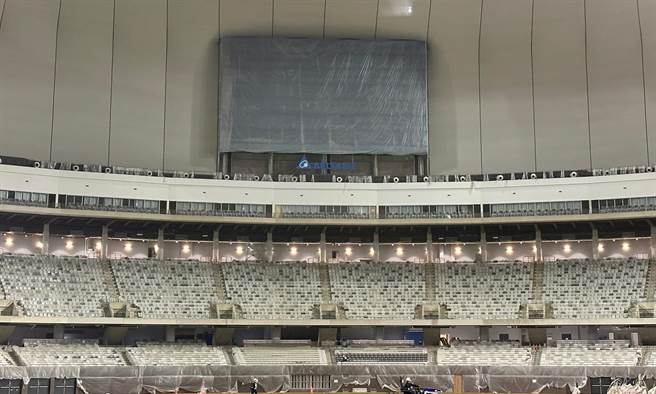 针对大巨蛋外野萤幕遭诟病太小一事，远雄集团副总经理杨舜钦则表示，该萤幕已是现阶段全台球场中最大的萤幕，且已经与结构技师讨论，未来是否採取外挂萤幕的方式增大萤幕。（丁上程摄）