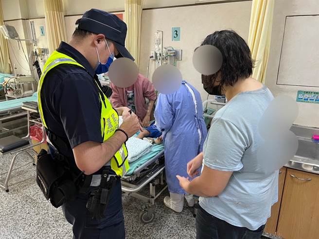 员警协助黄女将孩子送医。（警方提供／李京升苗栗传真）
