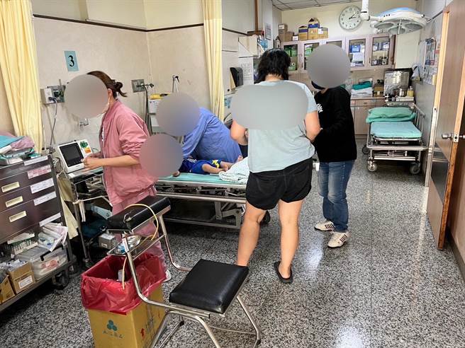 警方及时救援，让小孩顺利就医。（警方提供／李京升苗栗传真）