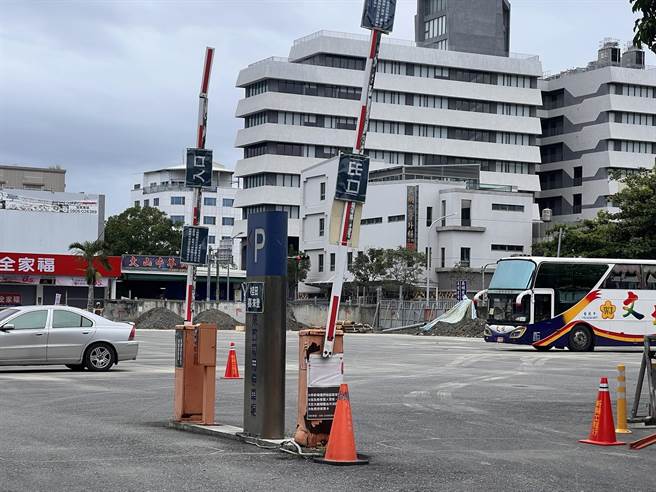 位于精华区的台东县有土地目前仍是空地，仅作为停车使用，台东县议员黄治维要求台东县政府相关单位应检讨。（蔡旻妤摄）