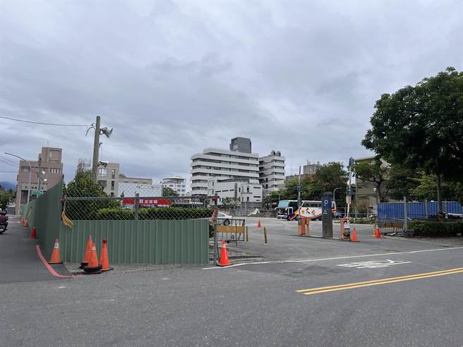 位于精华区的台东县有土地目前仍是空地，仅作为停车使用，台东县议员黄治维要求台东县政府相关单位应检讨。（蔡旻妤摄）
