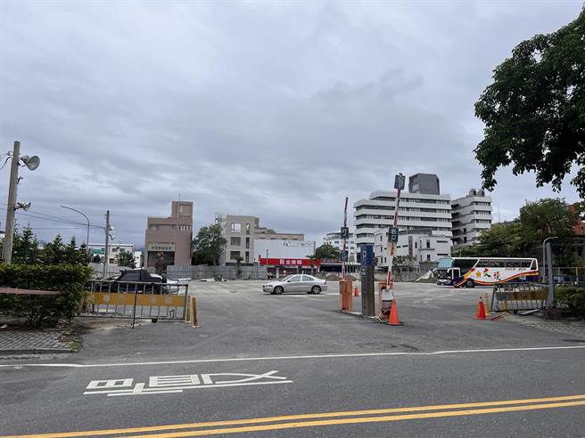 位于精华区的台东县有土地目前仍是空地，仅作为停车使用，台东县议员黄治维要求台东县政府相关单位应检讨。（蔡旻妤摄）