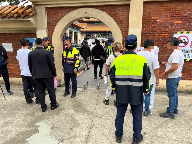 警方动员百余警力防制帮派分子滋事。（警方提供）