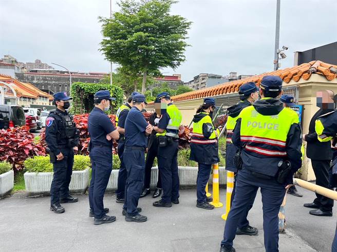 警方动员百余警力防制帮派分子滋事。（警方提供）