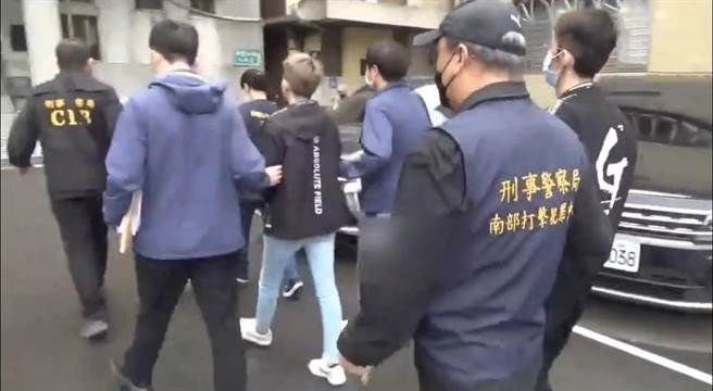刑事局南部打击犯罪中心逮捕主嫌曾姓女子、游姓男子以及成员共34人，依诈欺、洗钱、组织犯罪等罪嫌送办。（翻摄照片／崔正纲高雄传真）
