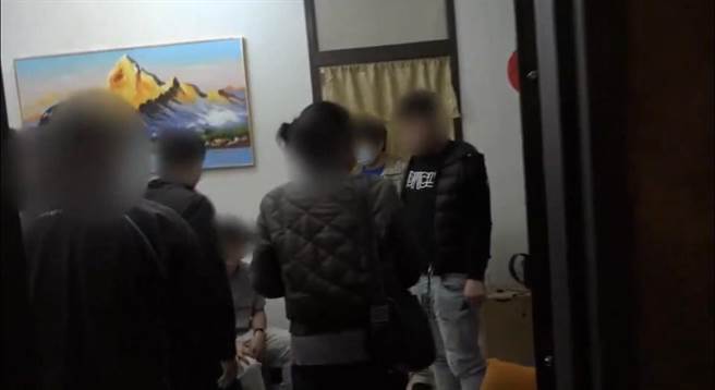 刑事局南部打击犯罪中心执行查缉行动，逮捕集团成员。（翻摄照片／崔正纲高雄传真）