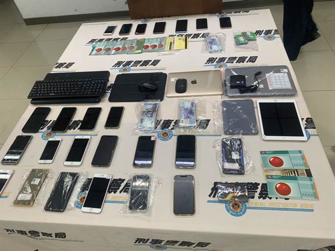 刑事局南部打击犯罪中心破获曾姓女子、游姓男子为首34人诈骗集团，查获人头帐户存折、人头网卡、手机、笔电、26万元现金等证物。（翻摄照片／崔正纲高雄传真）