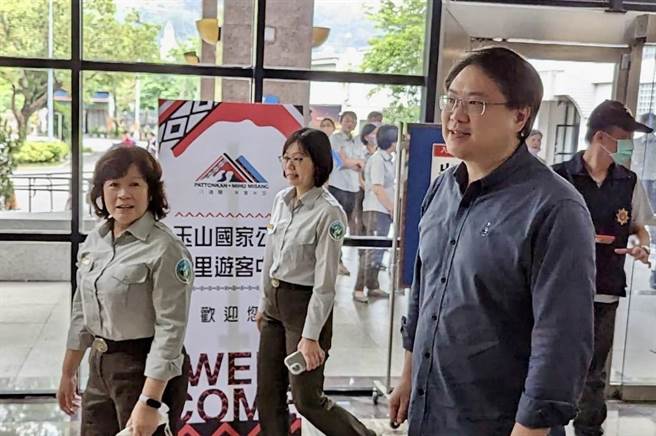 内政部长林右昌9日视察玉山国家公园，面对蓝营嘲讽他是慈禧在基隆政坛垂帘听政，他强调只是意见交换，无关选举，反批蓝营混淆视听。（杨静茹摄）