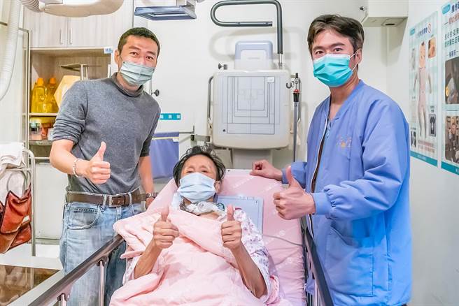 72岁徐姓妇人（中）经过东元综合医院抢救67天救回一命，是全台极罕见甲状腺低下心包膜积水急重症的成功救治案例，她开心比讚。（罗浚滨摄）