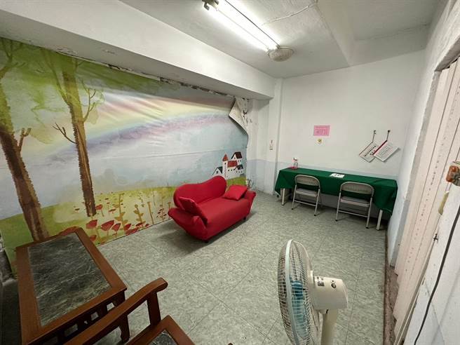 郭定纬与团队实地抽查市区10处哺乳室，高达7处未符合法规。（郭定纬服务处提供∕吕妍庭嘉义传真）